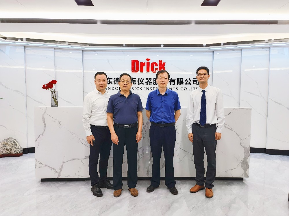 濟(jì)南市天橋區(qū)貿(mào)促會(huì)會(huì)長(zhǎng)孫正、歷城區(qū)貿(mào)促會(huì)會(huì)長(zhǎng)趙金鐘蒞臨德瑞克考察指導(dǎo)